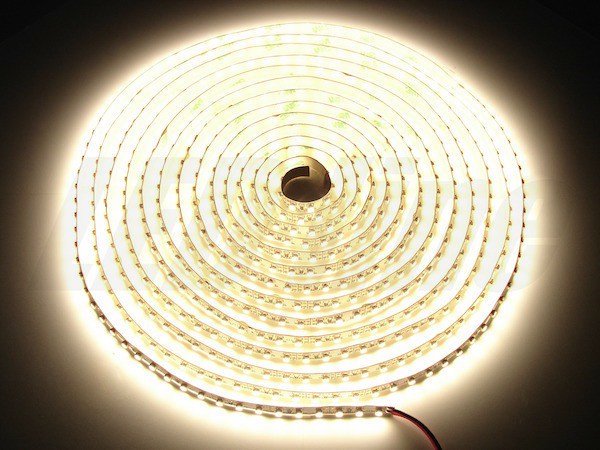 Sehr helles LED Stripe, Band 5m (500cm) mit 4800 Lumen 48 Watt