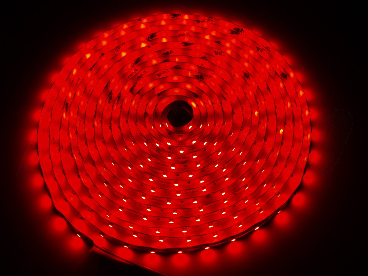 rote LED-Beleuchtung. LED-Streifen auf schwarzem Hintergrund