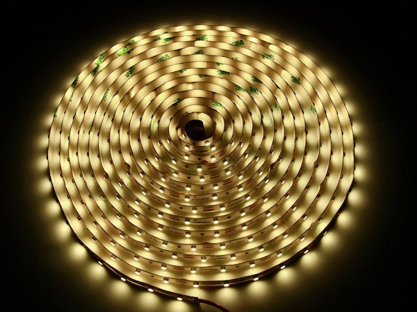 Sehr helles LED Stripe, Band 5m (500cm) mit 5900 Lumen 60 Watt